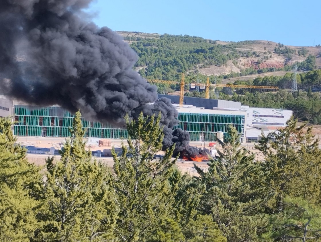 Los bomberos de la Diputación dan por extinguido el incendio en los terrenos exteriores del nuevo hospital de Teruel