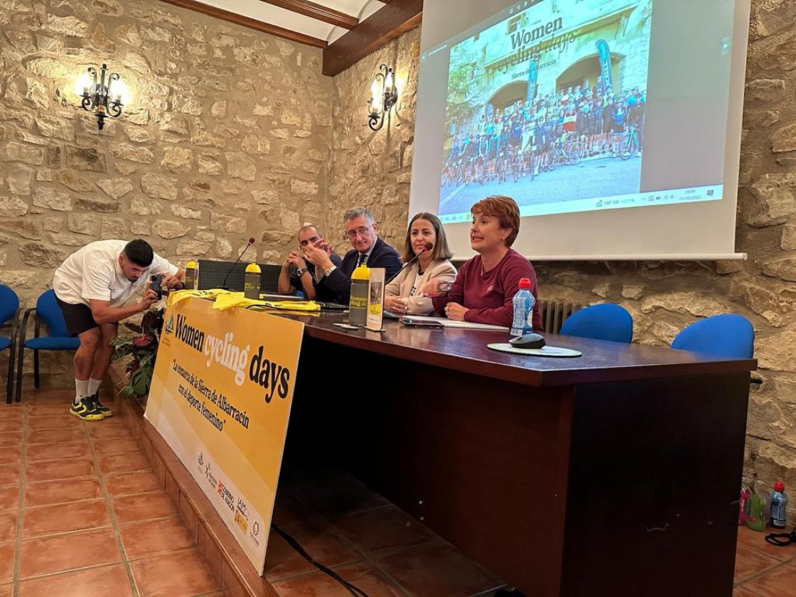 Blasco inaugura un encuentro cicloturista enfocado a la mujer que reúne a más de 70 participantes
