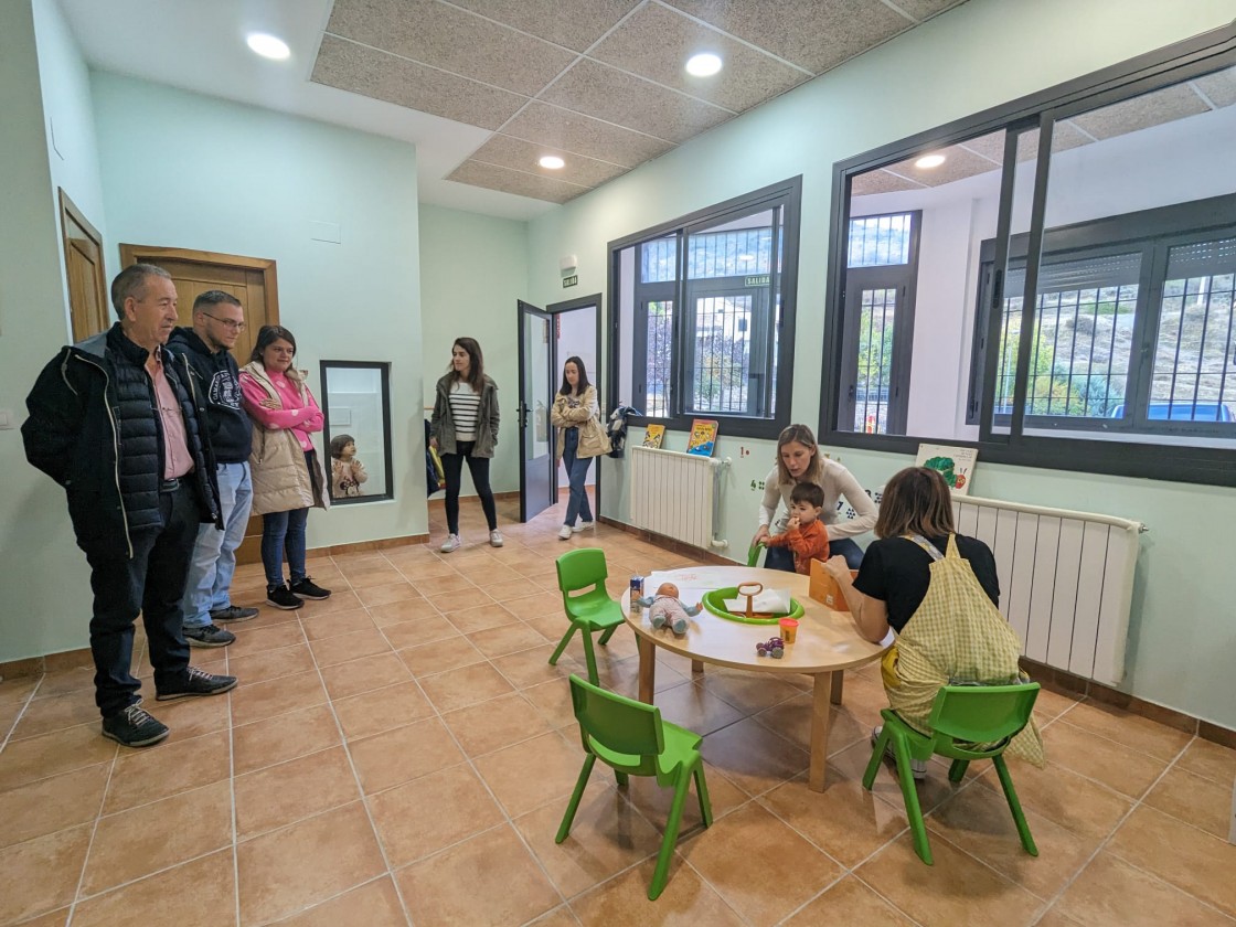 Camarena de la Sierra inaugura su nueva guardería infantil con cuatro niños