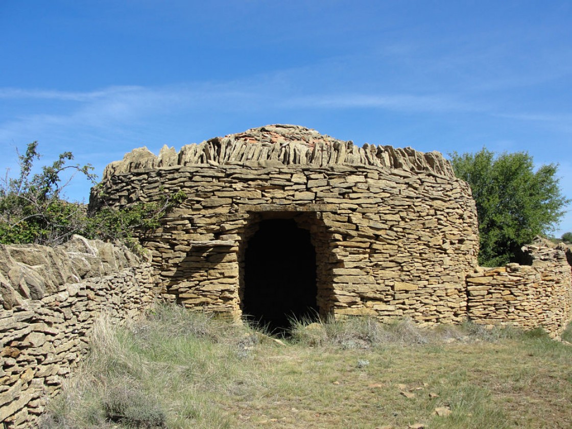 La técnica constructiva de la piedra seca se enseñará en Alcaine con la Diputación