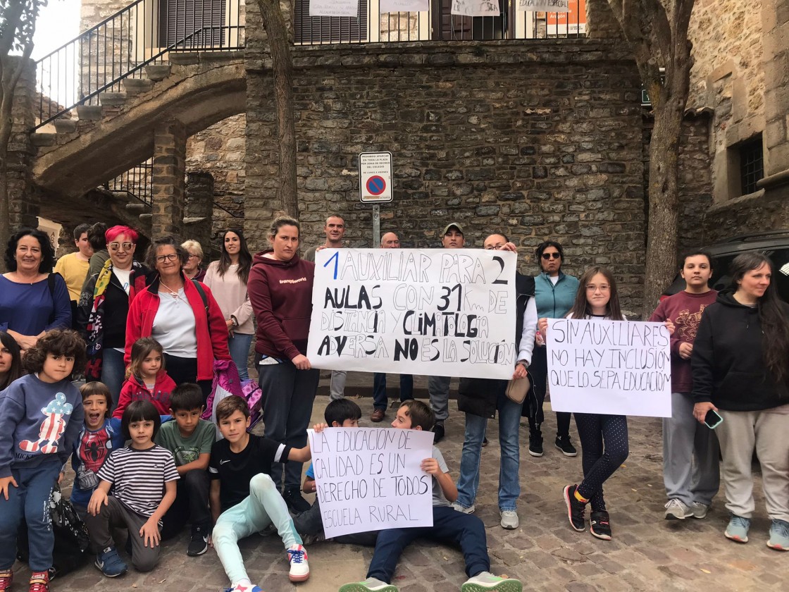 Protestas en varios CRA para exigir un auxiliar por cada aula y no compartidos entre pueblos