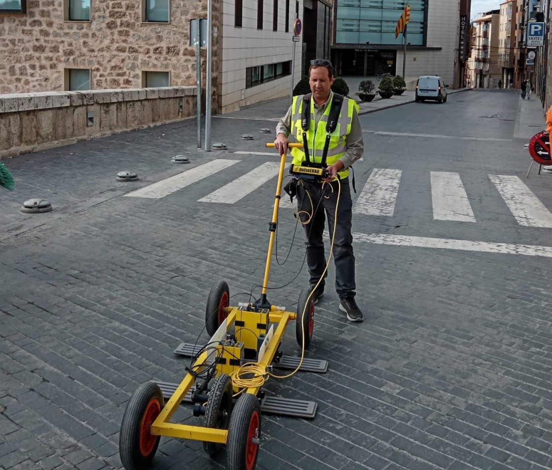 Técnicos de la empresa IGT analizan el subsuelo de la calle San Francisco para detectar oquedades o corrimientos de tierra