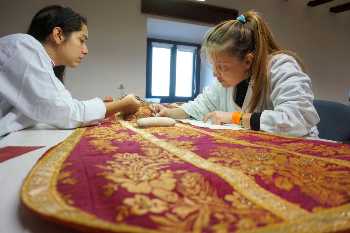 Albarracín revive, con puntadas de seda especiales, casullas y escudos heráldicos