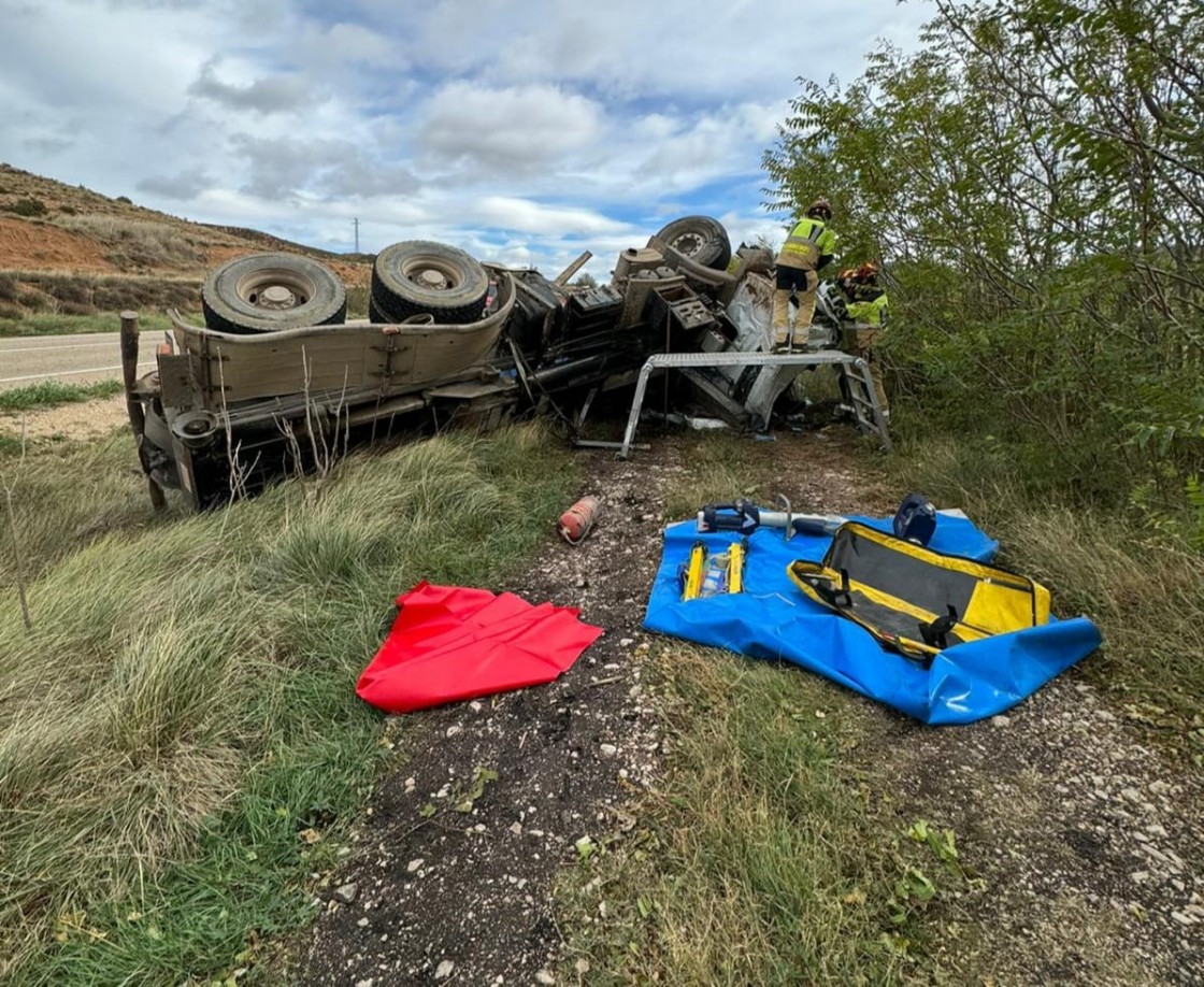 Los bomberos de la DPT liberan a un camionero herido tras salirse de la N-211 en Martín del Río