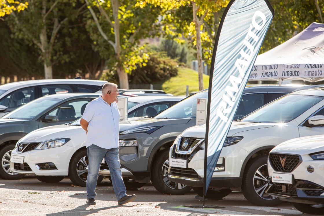 Los turolenses aprovechan el fin de semana para acercarse a Sobre Ruedas para conocer cómo está el mercado del automóvil