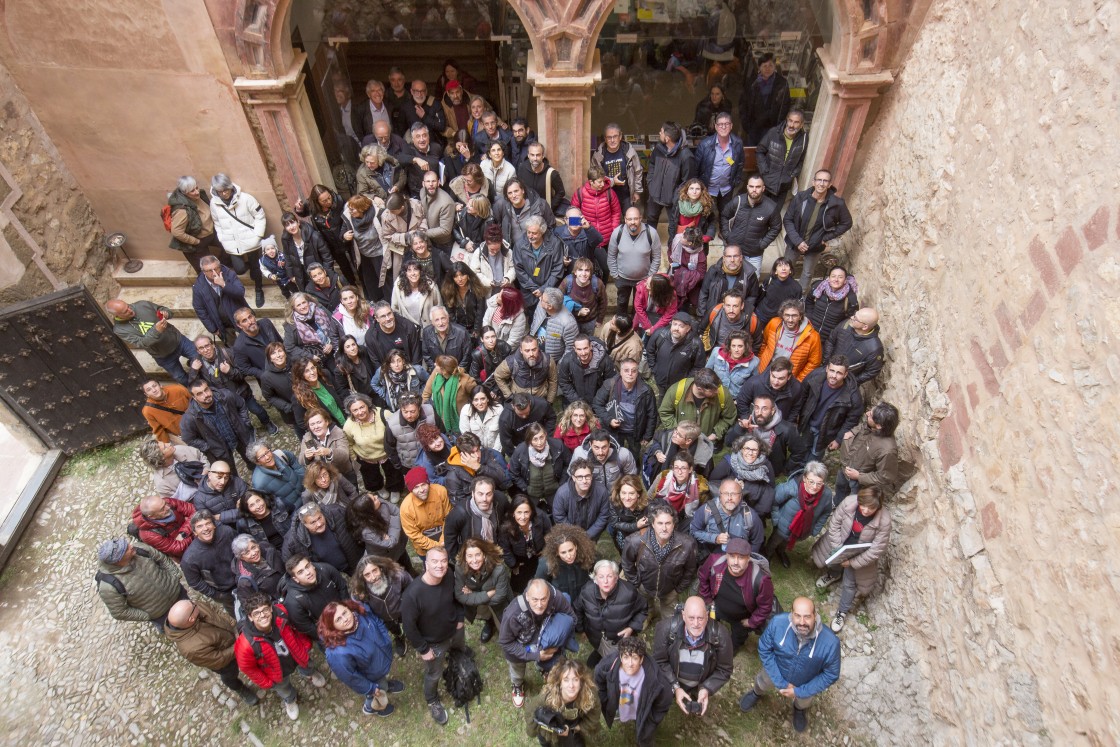 Mensajes que no llegan y manipulación: las bases del periodismo se agitan en Albarracín