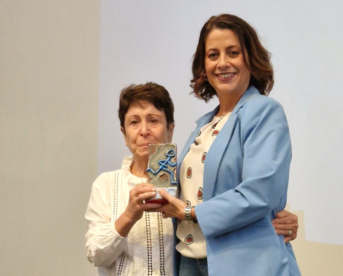 El Ayuntamiento recibe el Premio al Interés Social y Cultural de la asociación Parkinson