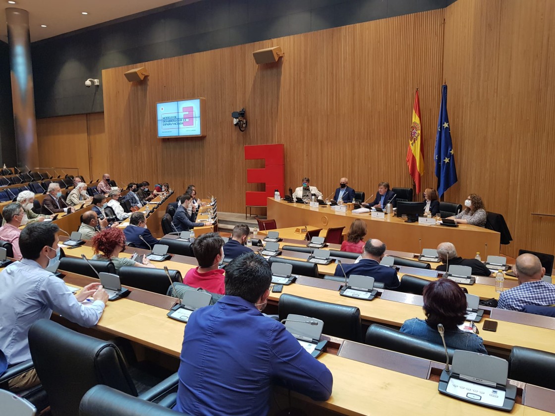 El PSOE y Sumar asumen en su acuerdo el acceso a servicios en menos de 30 minutos