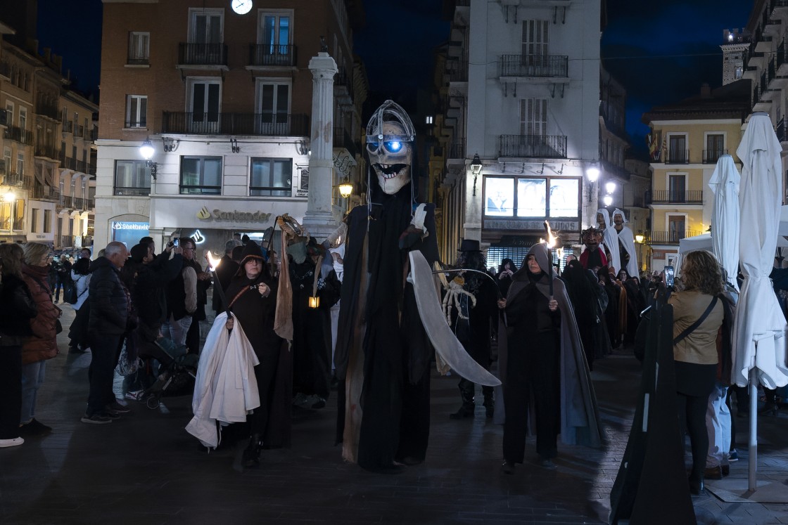 Las ánimas velan por las estrechas calles del antiguo Teruel buscando consuelo en la música