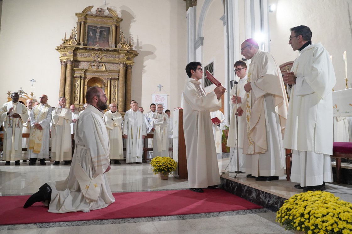 El obispo de Teruel y Albarracín ordena sacerdote a Alfonso Torcal en la iglesia de Caminreal