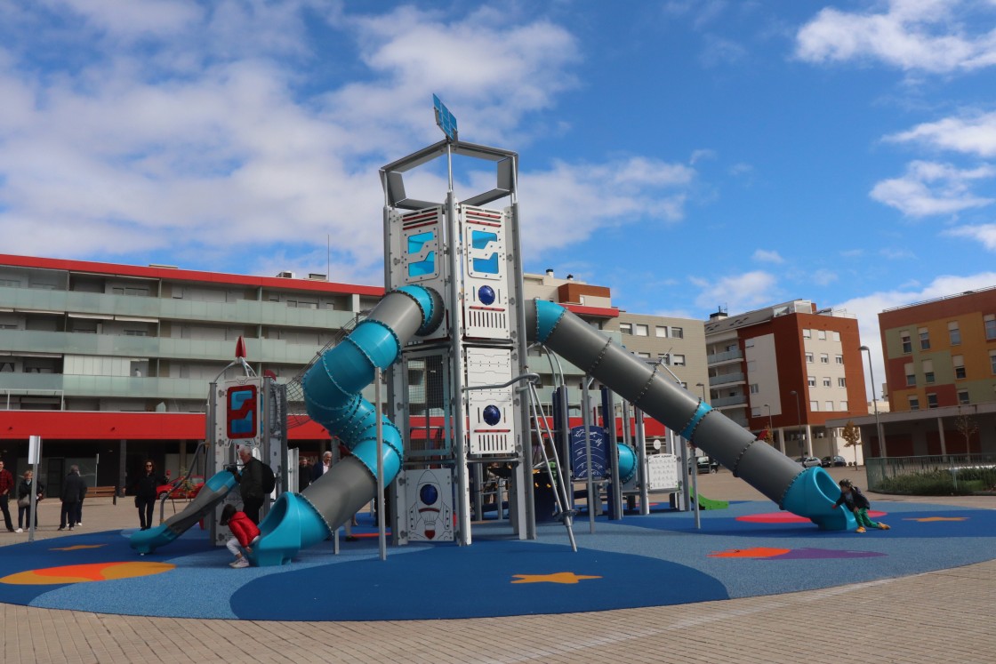 Una nave espacial de siete metros de altura “aterriza” en la plaza de la Cultura de Teruel