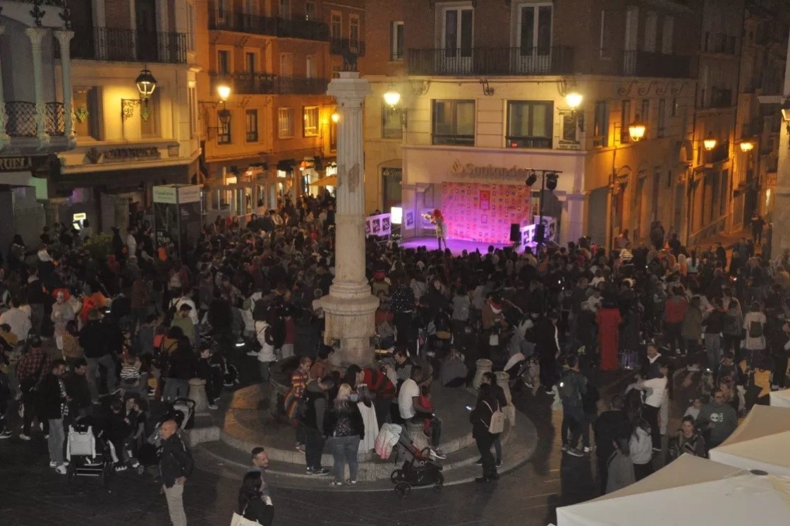 Teruel celebra Halloween con desfiles, coreografías, chocolatada y reparto de caramelos