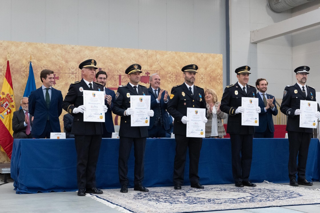 Cuatro agentes locales de Teruel reciben la condecoración al Mérito Policial en Aragón