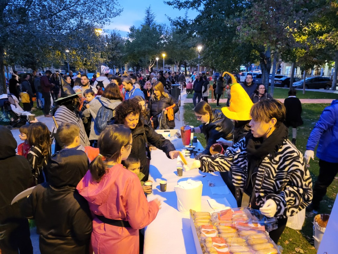 Los niños y las familias turolenses vuelven a rendirse al encanto de Halloween