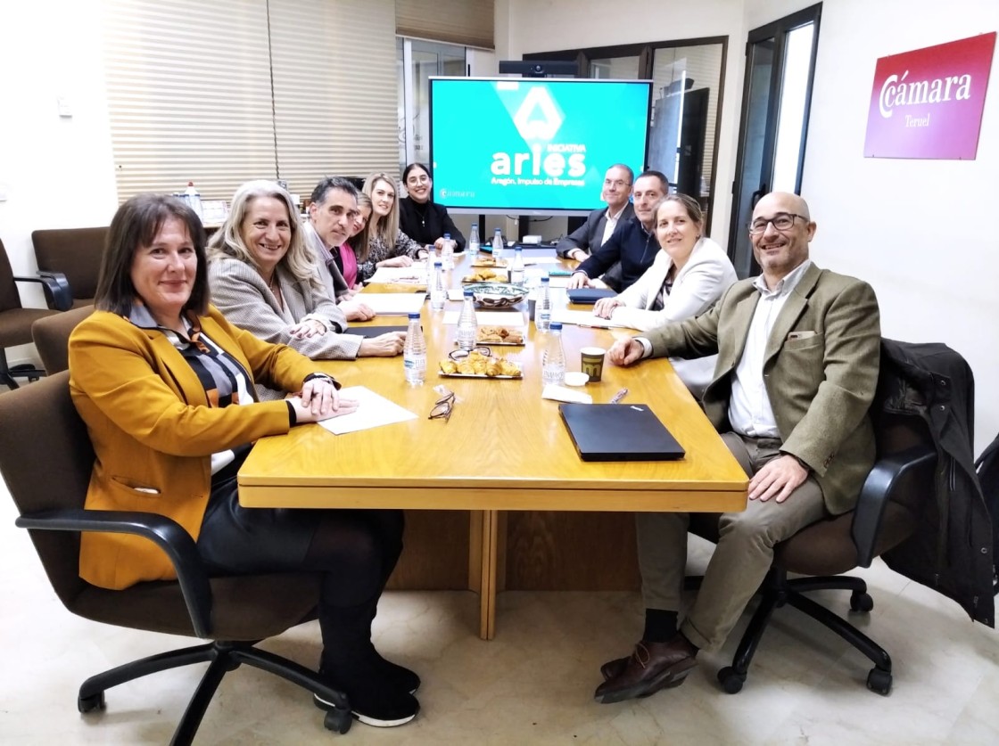 La directora general de Promoción Industrial, Mar Baños, se reúne con técnicos de la Cámara de Teruel