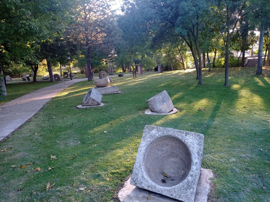 Calamocha completa el contenido de su parque con el nuevo Museo de las Piedras