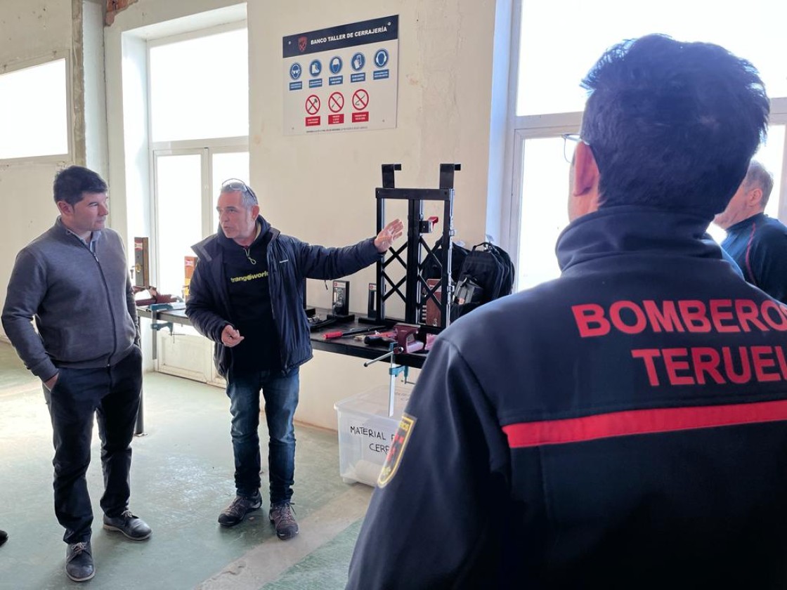 El Servicio de Bomberos de la DPT se forma en el método ‘Katana’, un sistema innovador de apertura de puertas en emergencias