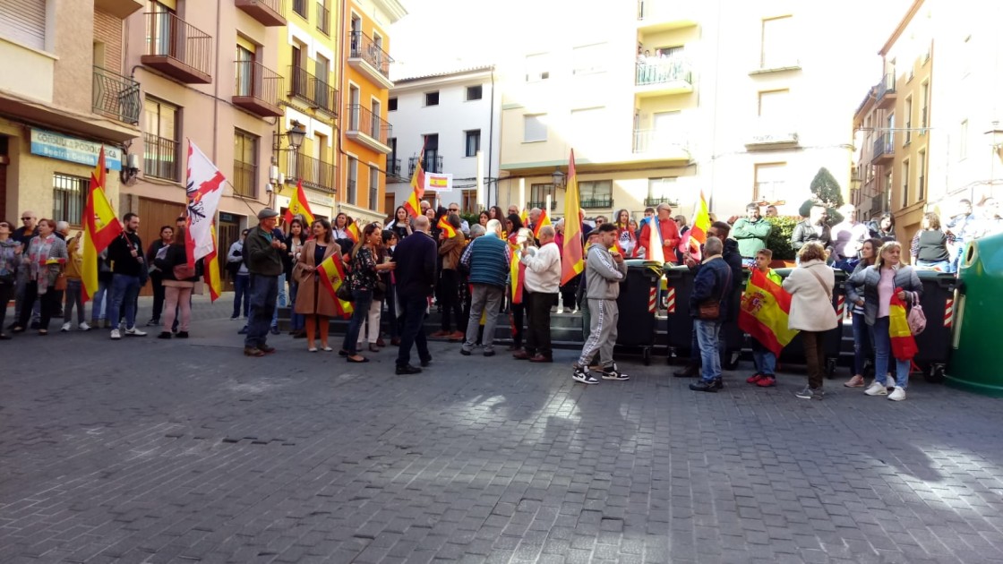 Unas cien personas se concentran ante la sede del PSOE-Teruel en respuesta al llamamiento de Vox