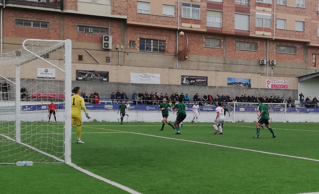 El Utrillas tira de coraje para estrenar su casillero de victorias en La Vega (3-2)