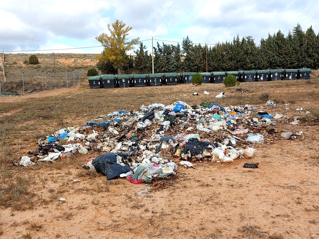 Retirada la basura que se depositó circunstancialmente en una parcela de Valdelobos