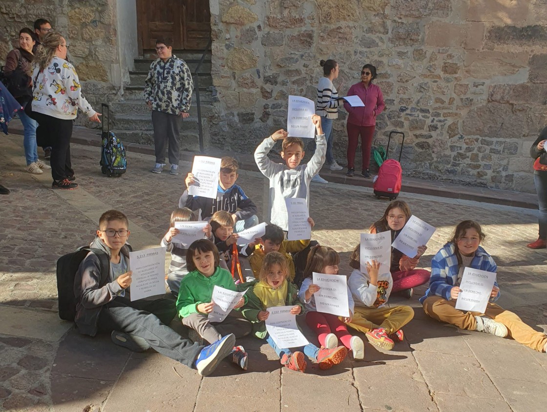 Las ampas de Rubielos y Alcalá continúan con sus movilizaciones para reclamar dos auxiliares a tiempo completo
