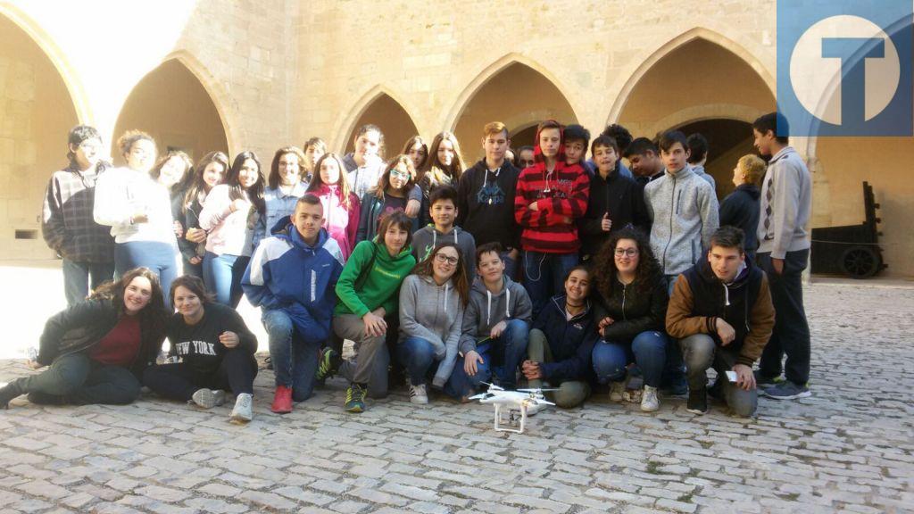 Un dron descubre a los chavales de Mora nuevos ángulos del castillo