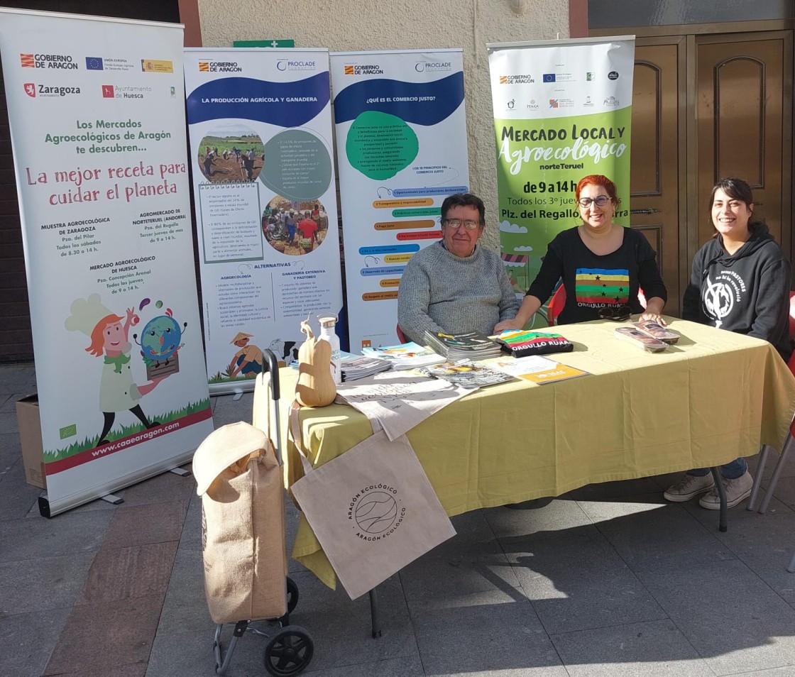 El mercado norteTeruel reivindica el orgullo rural con productos ecológicos de proximidad