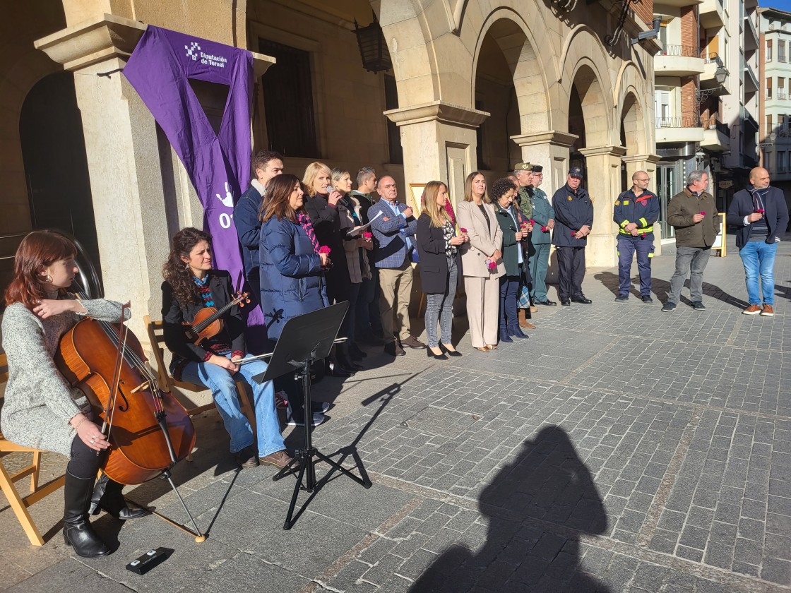 236 flores simbolizan el compromiso de la DPT con las mujeres que sufren violencia de genero en los municipios de la provincia