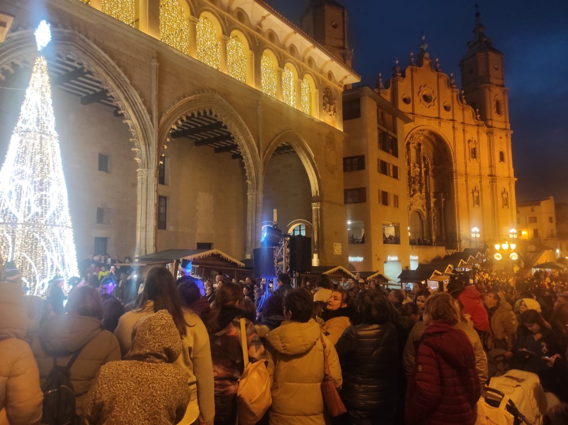 Las luces embellecen el entorno de la plaza de Alcañiz y animan el Mercado Navideño