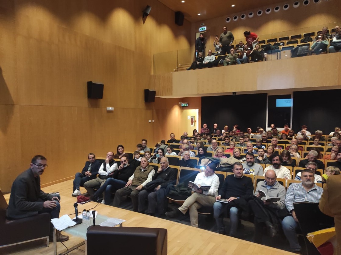 Presentado el libro que recopila la trayectoria centenaria del Alcañiz Club de Fútbol