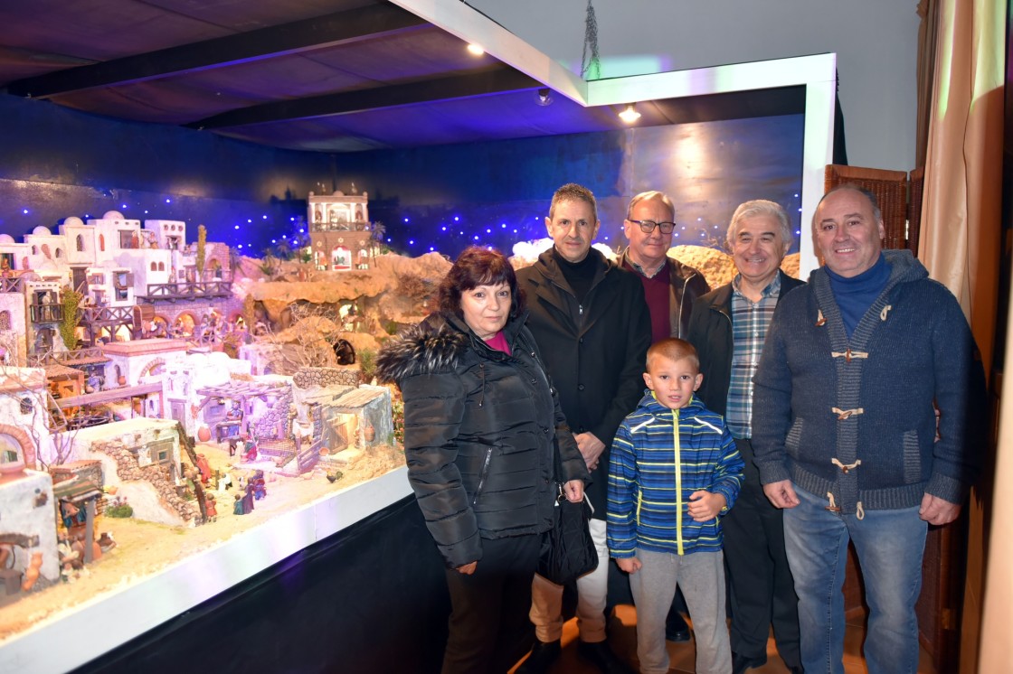 La inauguración de dos grandes belenes marca el inicio de la Navidad en Alcorisa