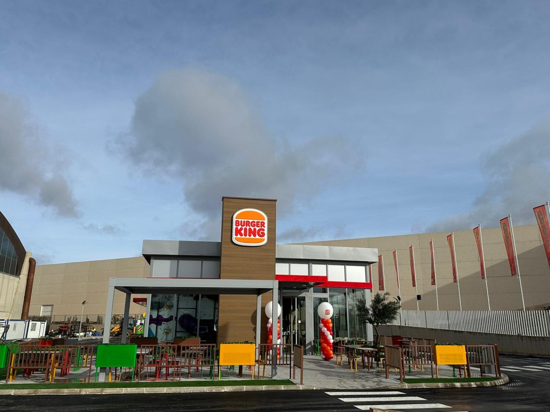 La cadena Burger King inaugura su primer restaurante en Teruel junto a las instalaciones de Dinópolis