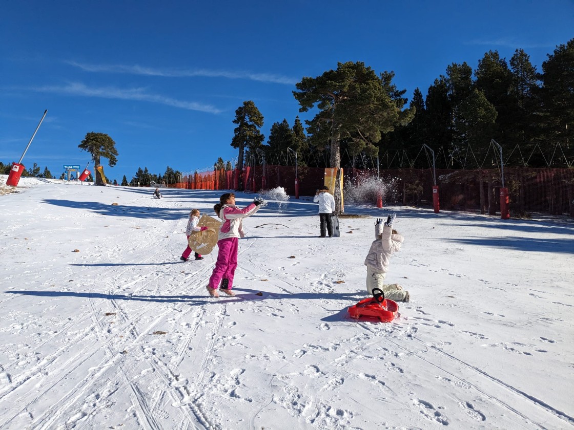 Un sol radiante y buena nieve reciben a los visitantes el día de apertura  de la estación de Valdelinares