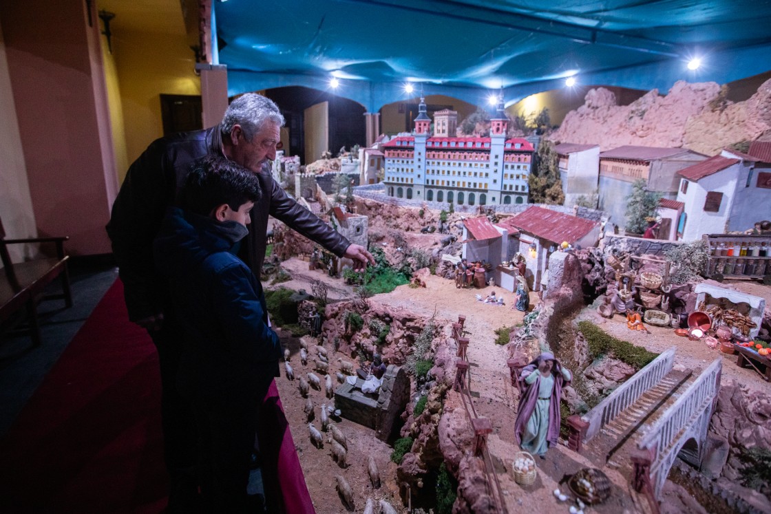 Inaugurado el belén de San Pedro, que supera ya las 1.150 figuras y los 170 edificios