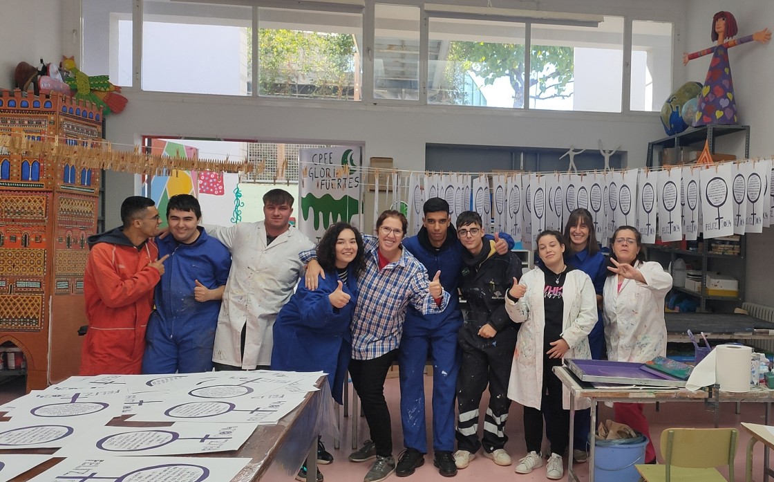 Dieciocho aragonesas ilustres protagonizan el calendario de 2024 del colegio Gloria Fuertes