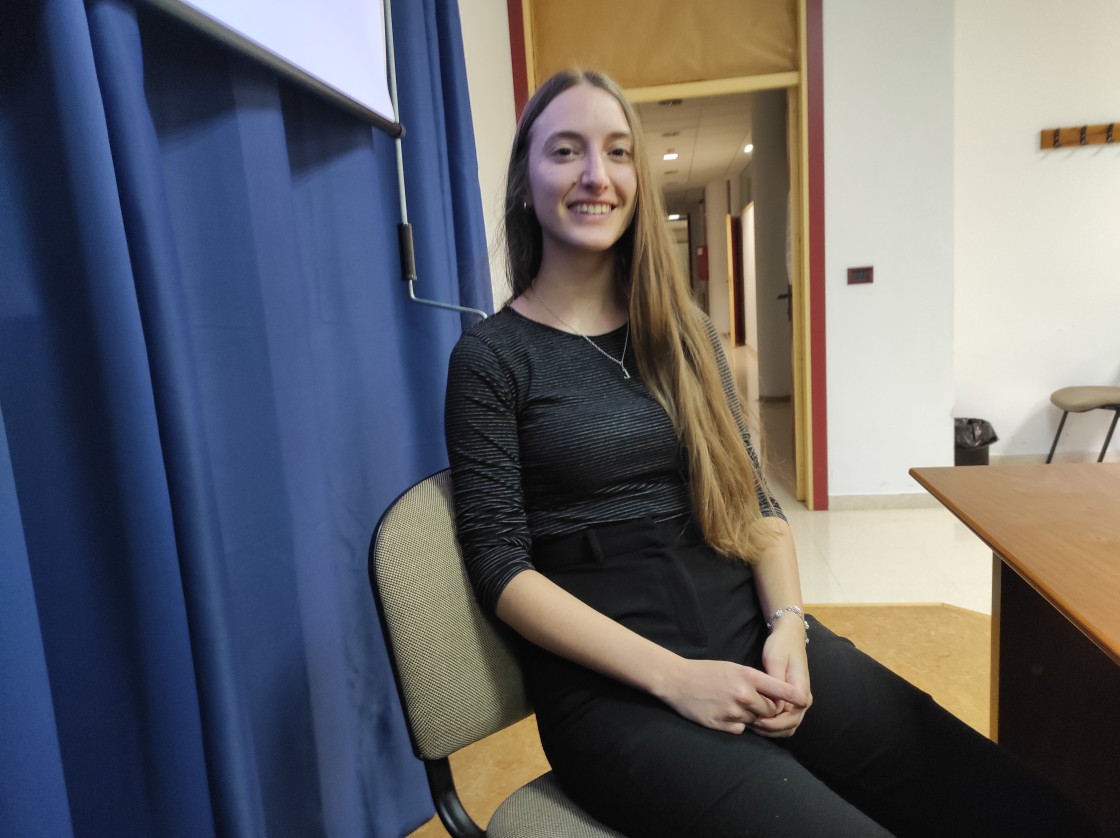 Leticia Gómez, alumna de Ingeniería Electrónica y Automática de la EUPT, propone cargar el coche eléctrico con energía solar