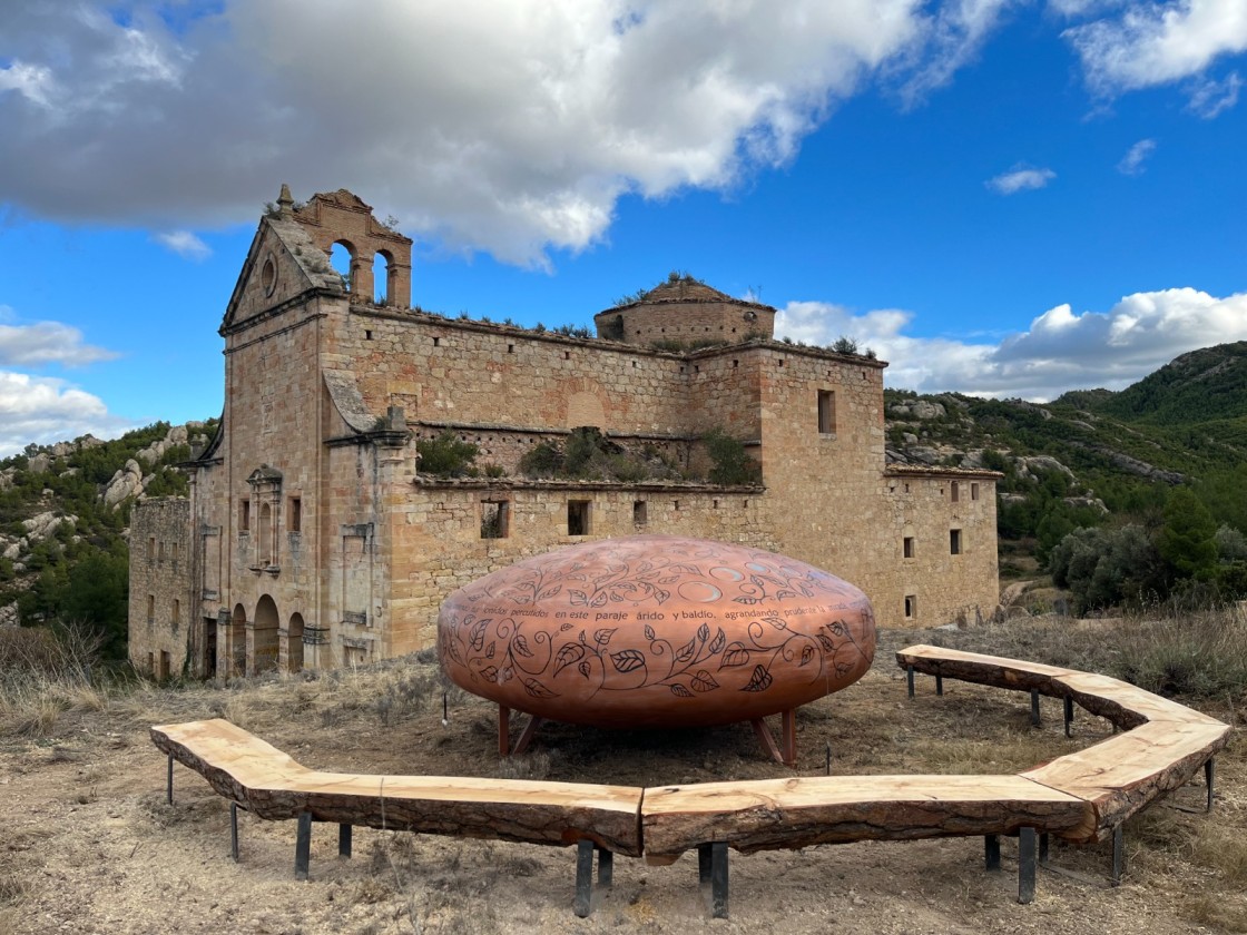 Escultura aterrizada en el Bajo Aragón  entre el murmullo de la música y de la poesía