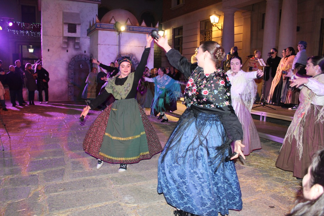 Las jotas animan la inauguración oficial del Belén Gigante de la Plaza del Seminario