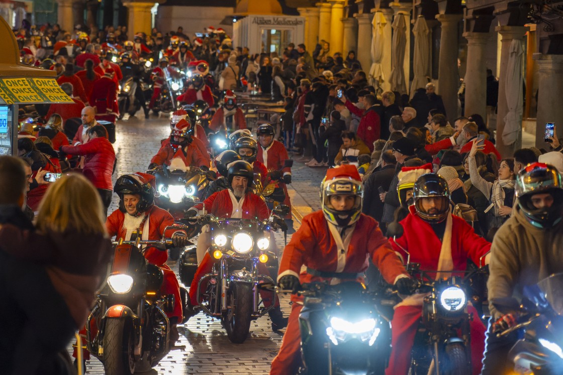 Las motos suenan en Teruel a villancicos y los papanoeles corren disparados por las calles de la ciudad