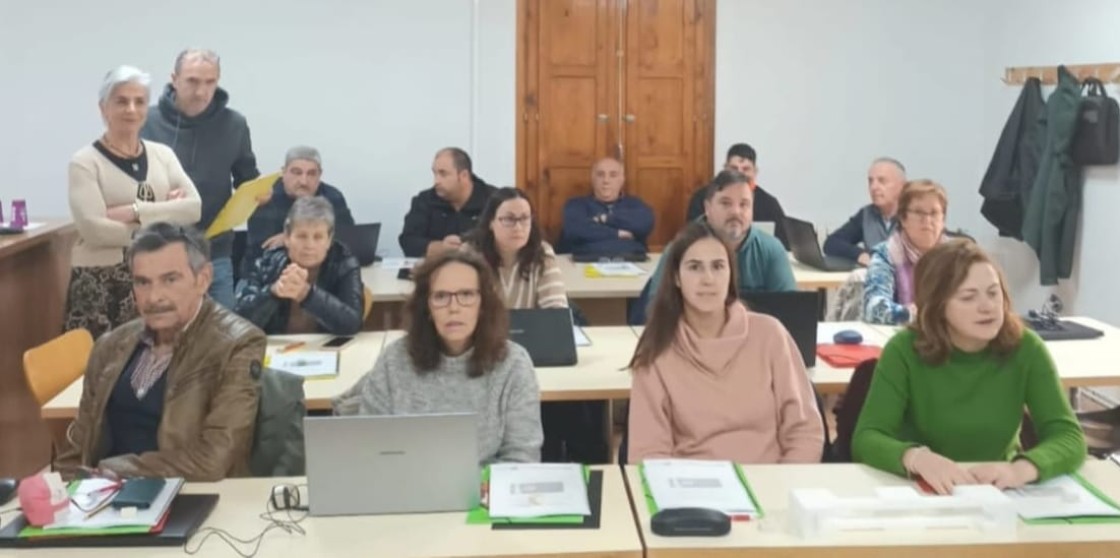 Una veintena de personas asisten a un curso de digitalización en Alfambra