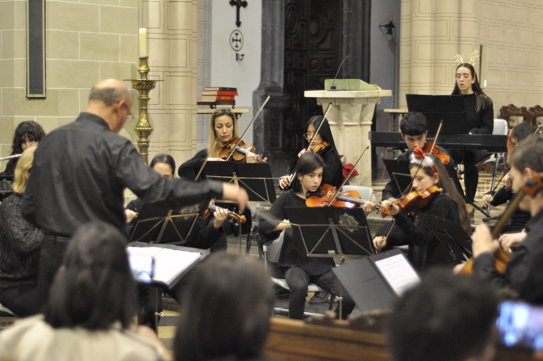 El Festival por los Inocentes de África llena  de música navideña y de público la Catedral