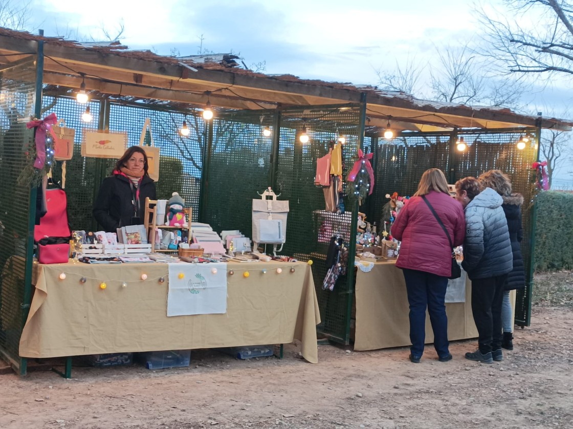 Villarquemado pone en marcha un mercado navideño con artesanos en el Paseo de Cuento