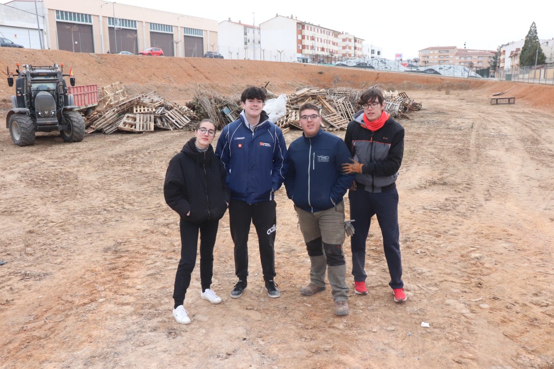 Los quintos de Calamocha preparan la tradicional hoguera para la noche de Reyes