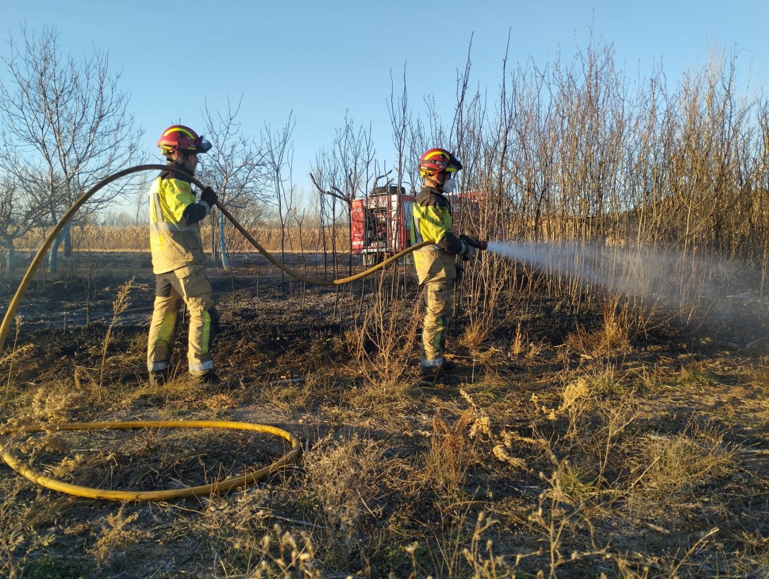 Bomberos de la DPT intervienen en un incendio en San Martín del Río que quema 9.500 metros cuadrados