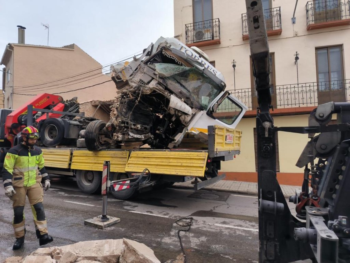 La travesía de Híjar vuelve a la normalidad tras un espectacular accidente de camión saldado sin daños personales