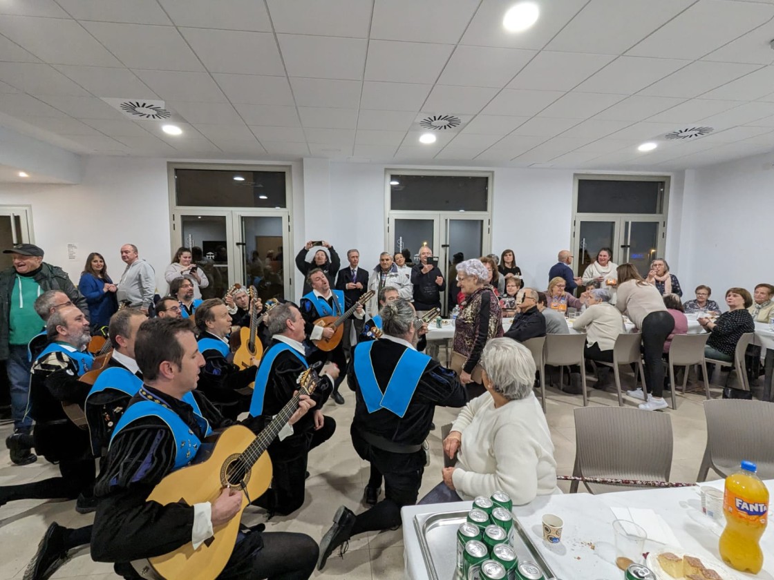 Una merienda para los mayores da inicio en San Julián a los actos de San Antón en Teruel