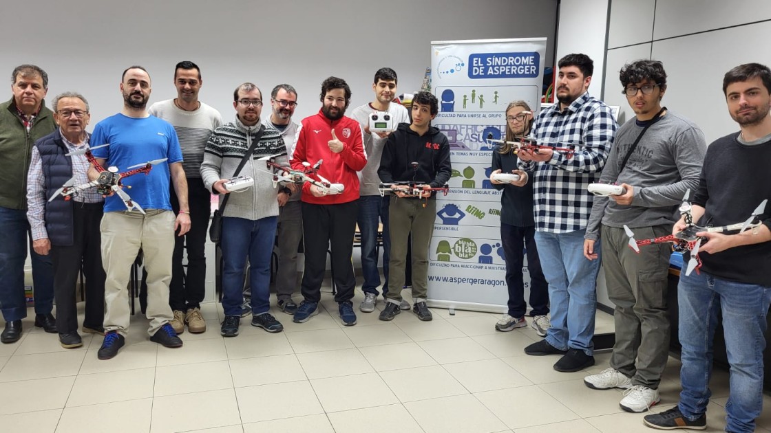 Delsat forma como pilotos de drones a usuarios de la Asociación Asperger