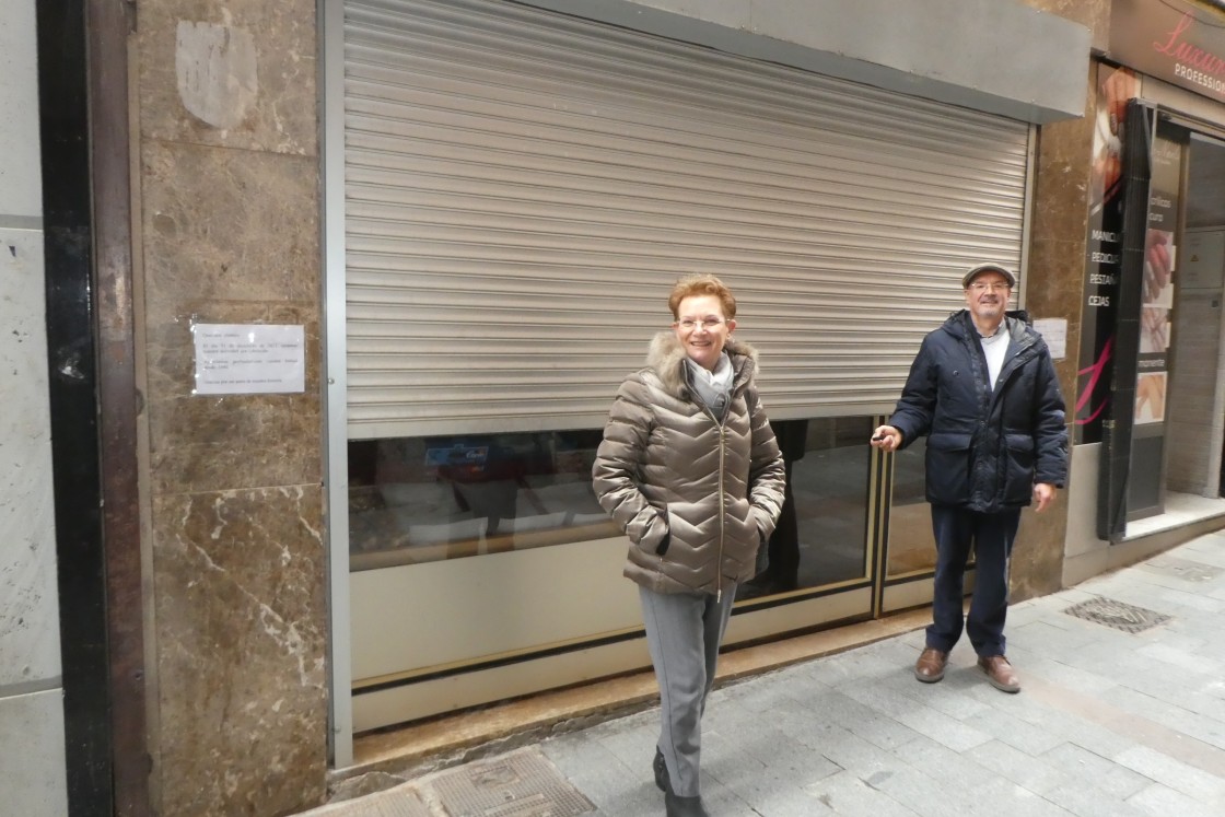 La frutería de ‘La Topetona’ echa  la persiana tras más de 80 años dando servicio en el centro de Teruel