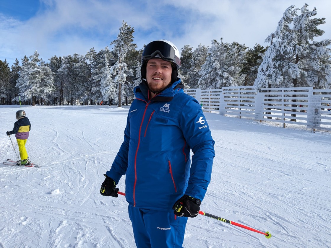 Adrián Roche, monitor de esquí y de snow en la estación de Valdelinares: “En Teruel no hay mucha cultura de esquí, está muy bien fomentar este deporte entre los niños”