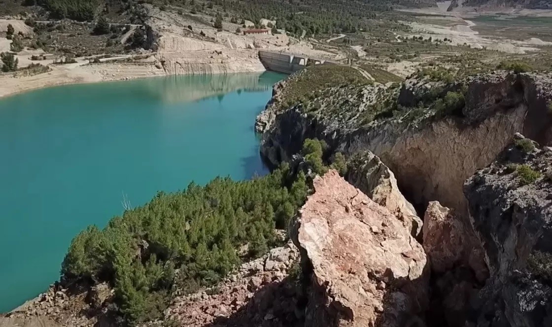 Acuaes profundizará en el estudio de los  deslizamientos junto a la presa del Puente de Santolea